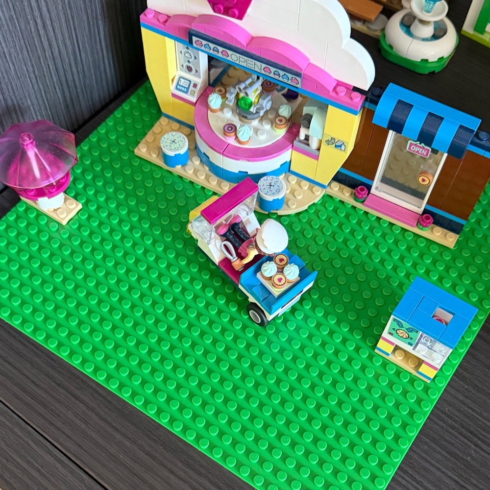 FRIENDS Bakery Set with Pink, Blue, Yellow and Green Accents